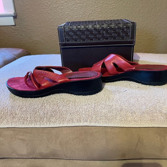 Bare Traps Red Sandals - Picture 4 of 10